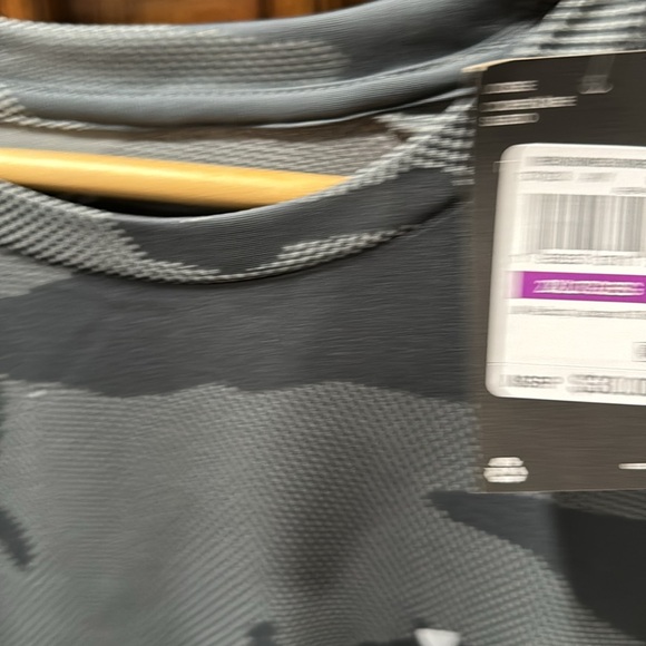 🍁2/$15UnderArmour men’s XXL loose fit neck NWT grey camo shirt.🍁 - Picture 2 of 5